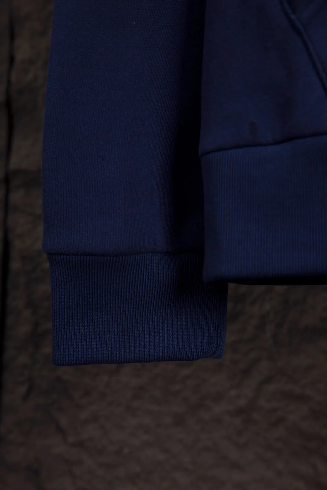 P280 Actual photo [Popular new product] Style number: 25119# Color: Navy blue/off-white Size: S to ✅ - Reactive fixed-dye D65 raw cotton double herringbone belt with wide and narrow divisions ✅ - Rejection of overlays, single-color single version, precision embroidery ✅ - RL/25 autumn and winter new product 20 commemorative badge embroidered mascot sweatshirt, deconstructed half-open chest, different from the regular classic version, high-end and outstanding, built-in contrasting reactive dyed D65 raw cotton double herringbone belt, cloud-like heavy fleece bottom with autumn and winter attributes, really comfortable, cloud-like comfort, loose fit Available in two colors, can be made as a couple model, highly recommended